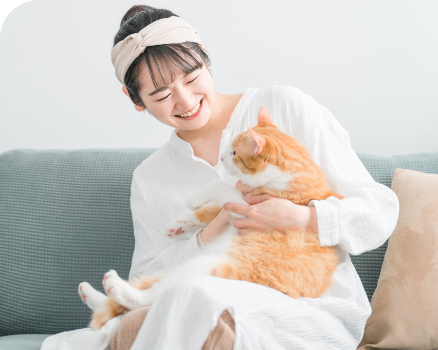 猫を抱いて微笑む女性