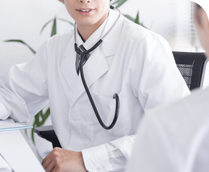 説明する医師